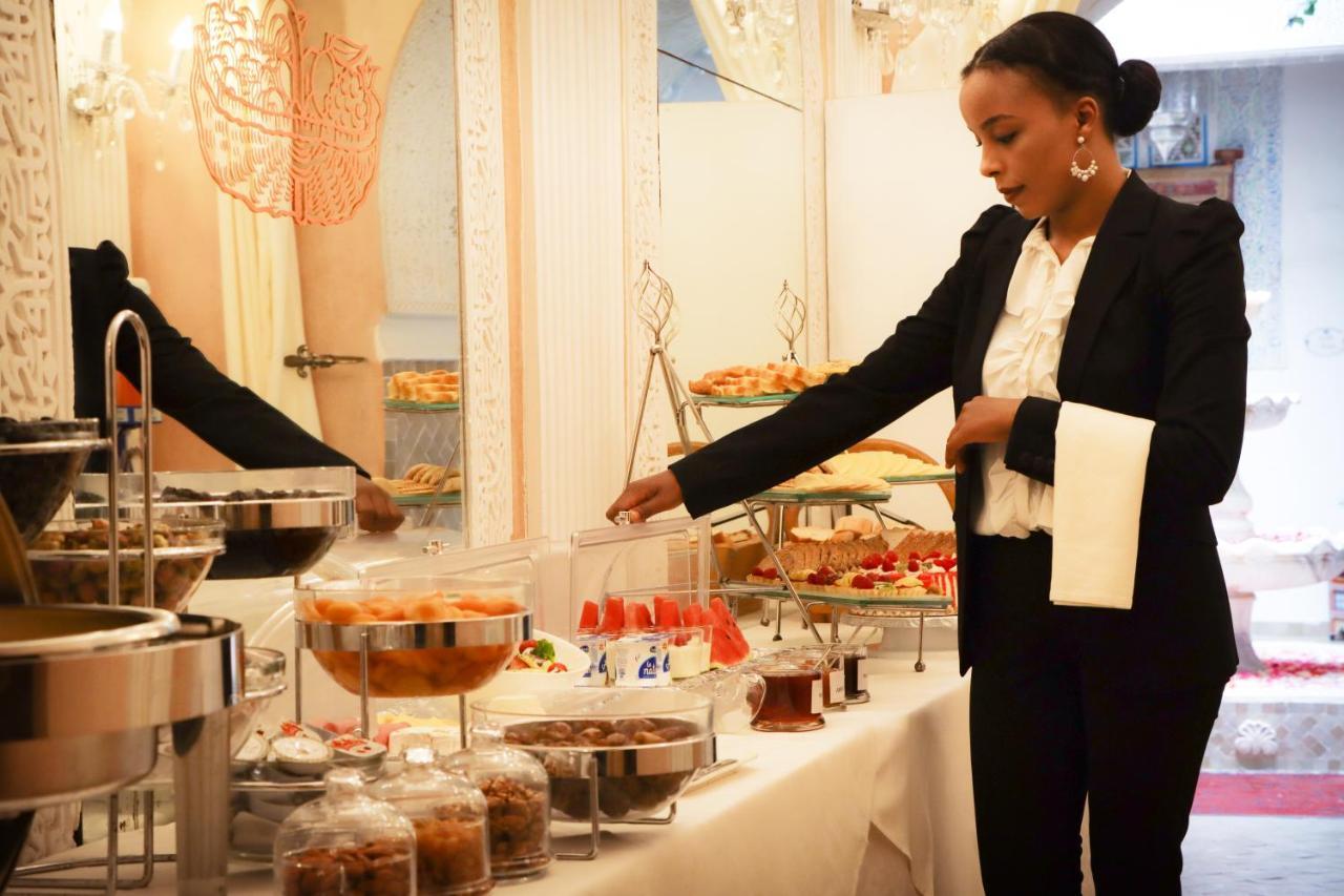 فندق Riad Palais Des Princesses & Spa مراكش المظهر الخارجي الصورة A catering assistant at work