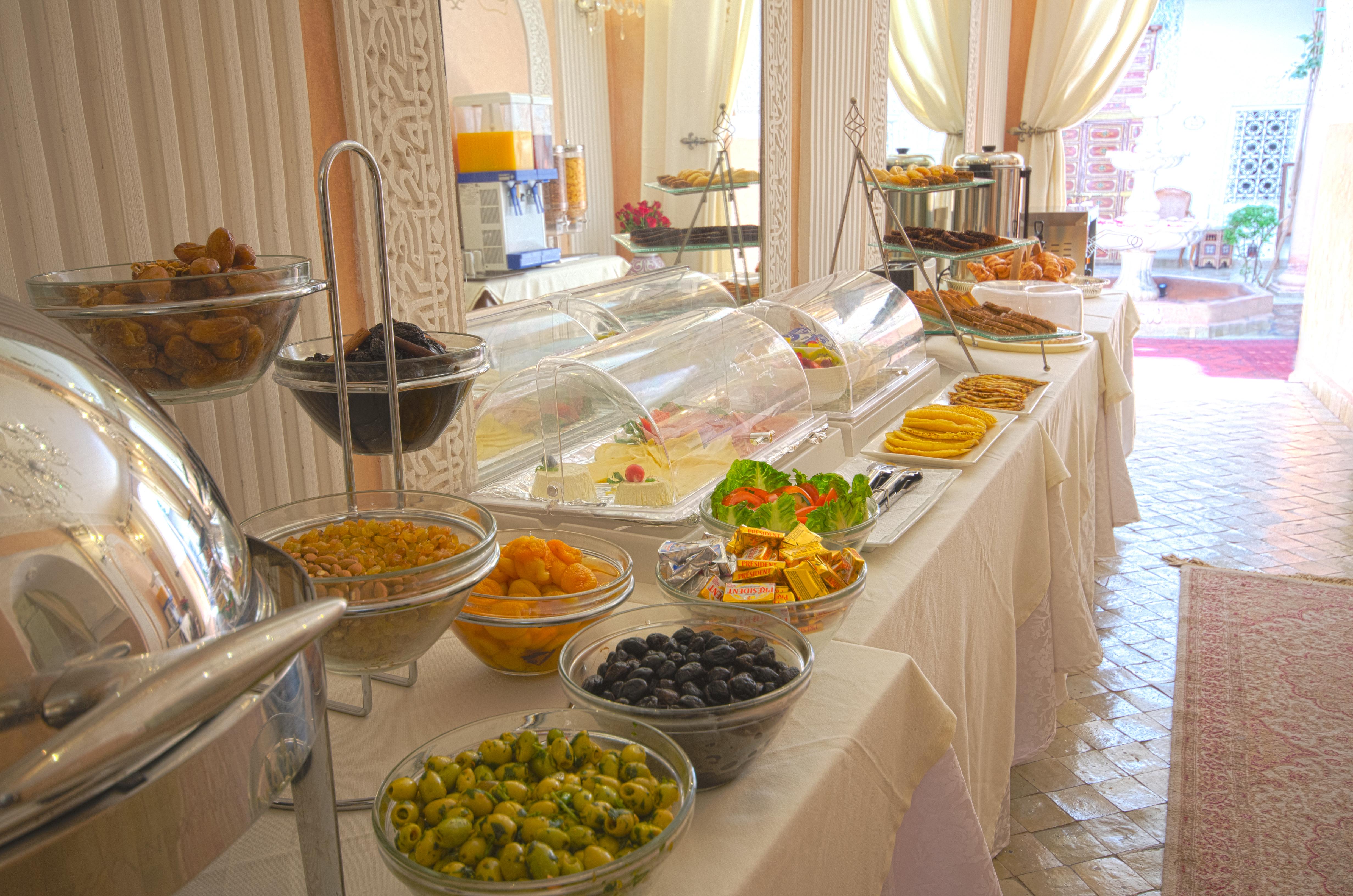 فندق Riad Palais Des Princesses & Spa مراكش المظهر الخارجي الصورة A buffet at a hotel